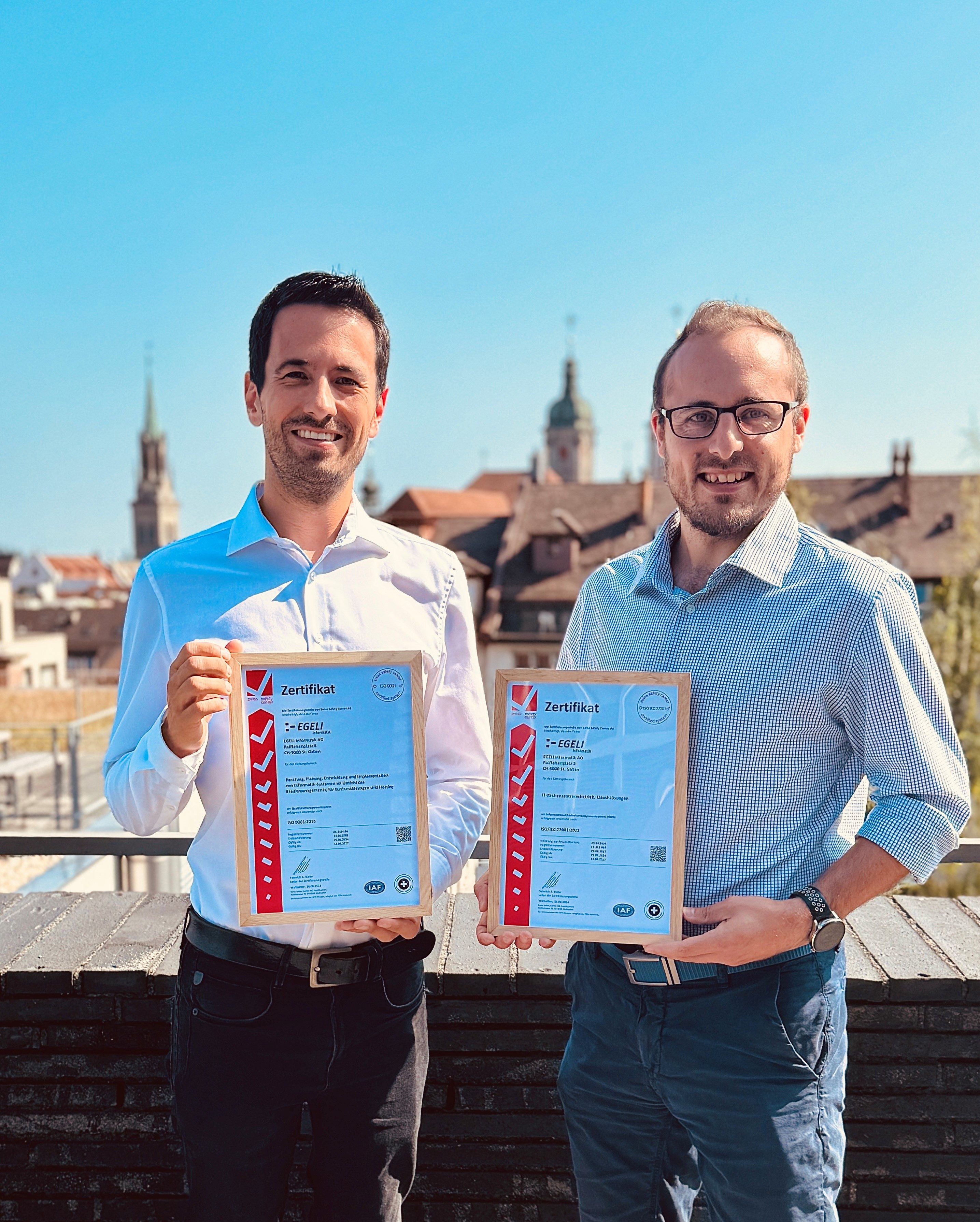 Martin Egeli, CEO und Qualitätsleiter, sowie Raffaele Sorra, Head of ICT und Informationssicherheitsbeauftragter, freuen sich am neuen Firmenstandort über die erfolgreichen ISO-Rezertifizierungen.